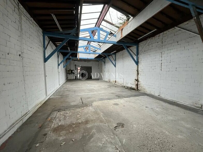 Light Industrial in Montreuil to rent - Interior Photo - Image 1 of 8