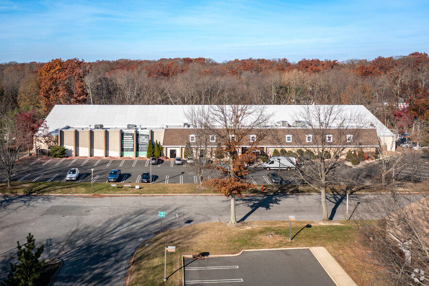 8 Cornwall Ct, East Brunswick, NJ for rent - Building Photo - Image 3 of 24