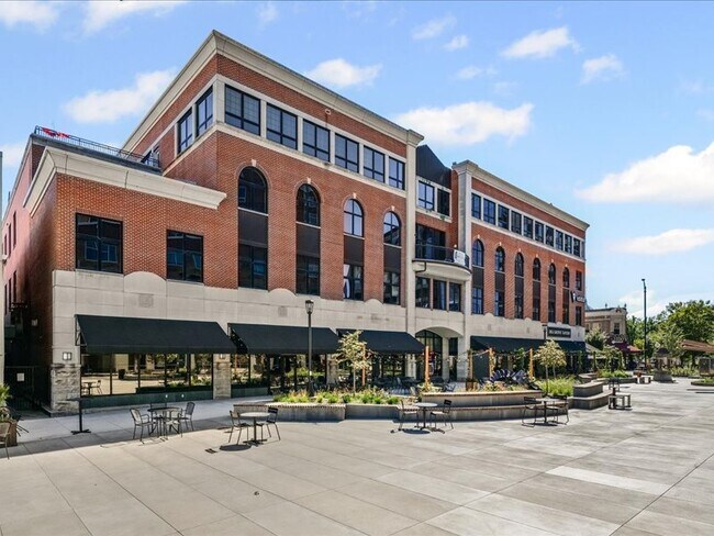 More details for 1 E Main St, Champaign, IL - Retail to Rent