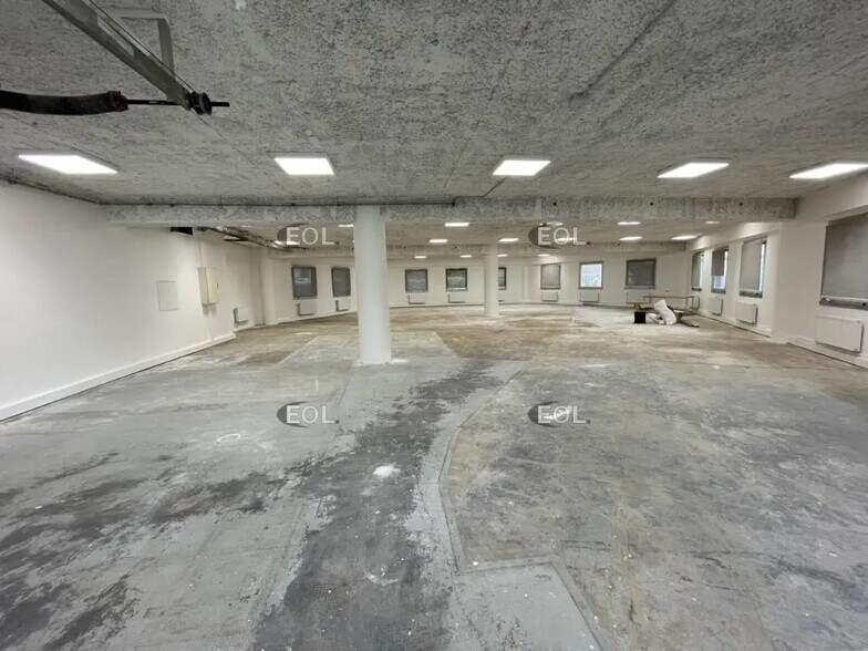 Light Industrial in Nanterre to rent - Interior Photo - Image 3 of 6