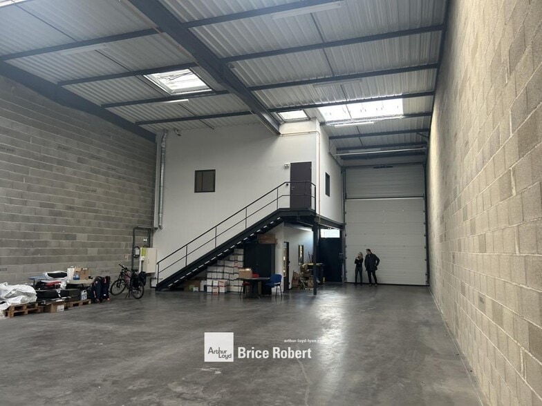 Light Industrial in Meyzieu to rent - Building Photo - Image 3 of 6