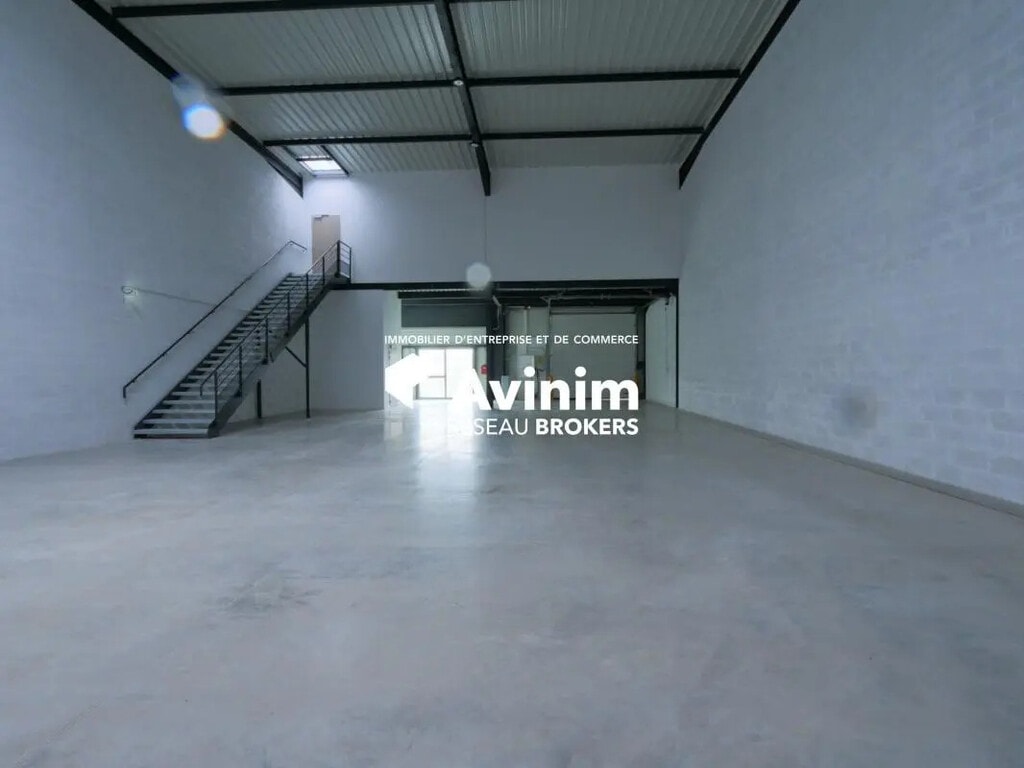 Location Entrepôt 360 m² - Photo 1