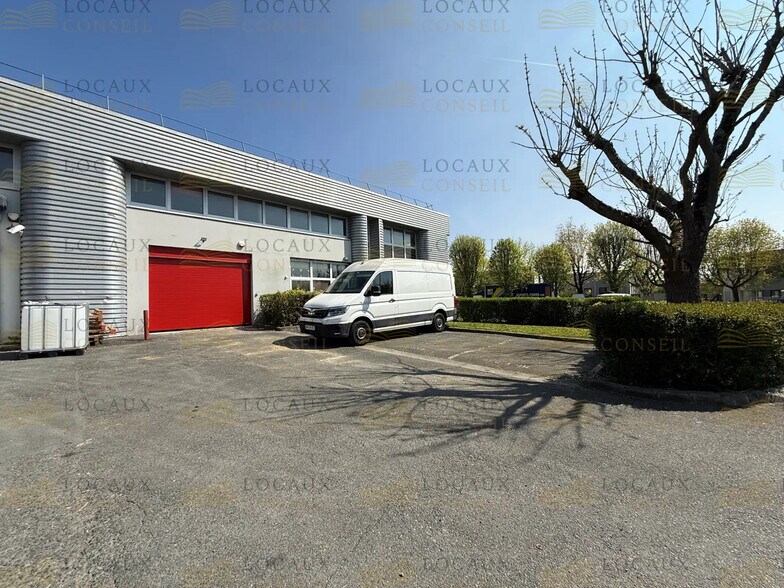 Light Industrial in Tremblay-en-France to rent - Building Photo - Image 3 of 3