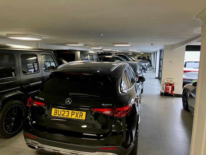 8 Oakmere Ln, Potters Bar for sale - Building Photo - Image 3 of 5