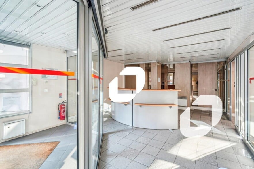 Office in Ivry-sur-Seine to rent - Lobby - Image 2 of 9