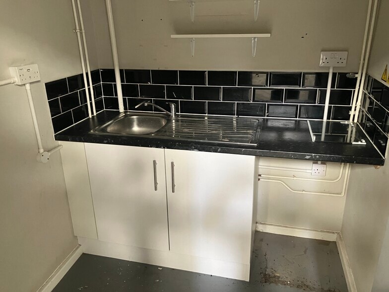 Stacey Bushes, Milton Keynes to rent - Building Photo - Image 3 of 9