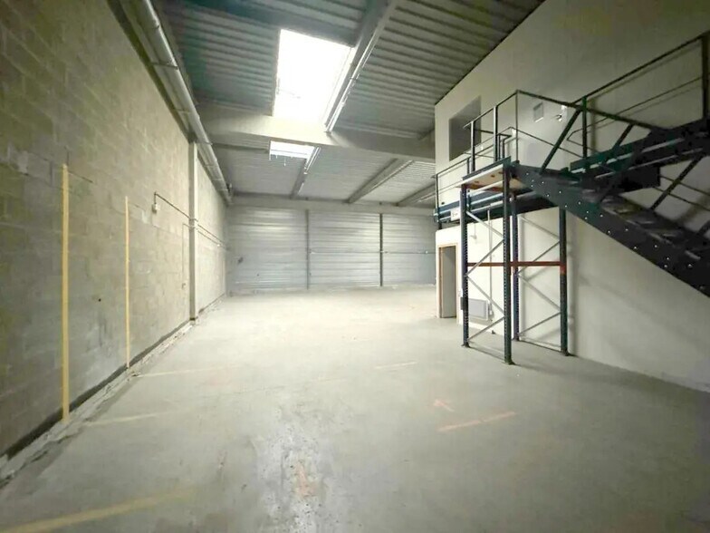 Light Industrial in Bezons to rent - Interior Photo - Image 3 of 13