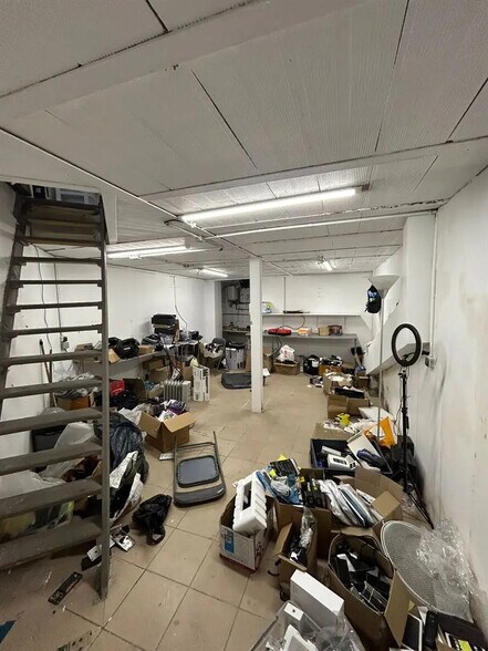 Retail in Paris for sale - Interior Photo - Image 3 of 3