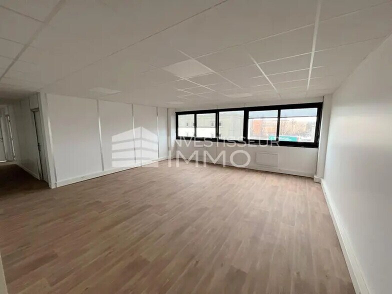 Office in Antony to rent - Interior Photo - Image 2 of 6