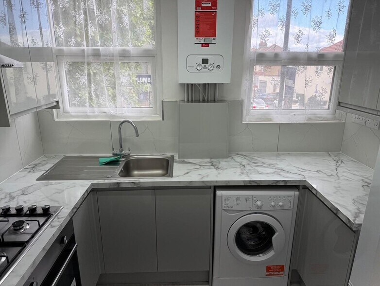 416 Barking Rd, London for sale - Building Photo - Image 3 of 11