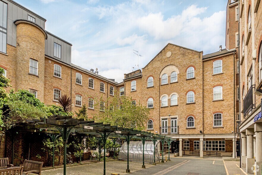 1-7 Bath Pl, London for rent - Building Photo - Image 1 of 5