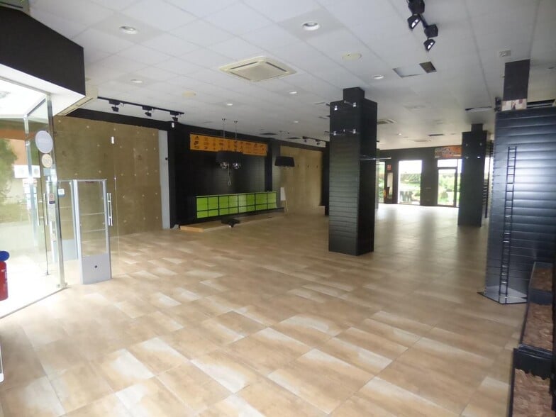 Retail in Malgrat de Mar, Barcelona to rent - Interior Photo - Image 2 of 3