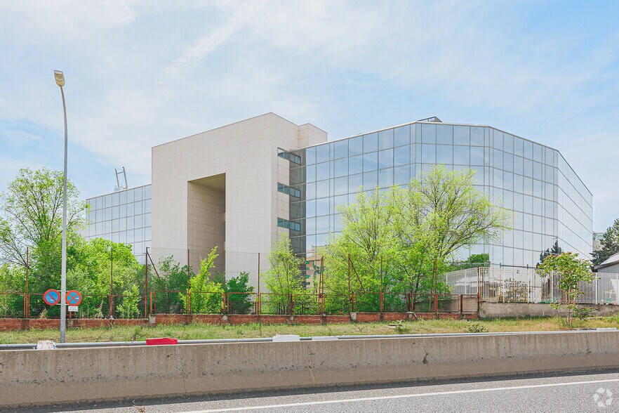 Calle Trespaderne, 10, Madrid, Madrid to rent - Building Photo - Image 2 of 9