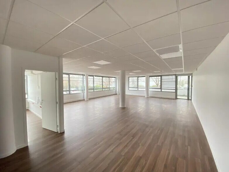 Office in Saint-Priest to rent - Interior Photo - Image 2 of 15
