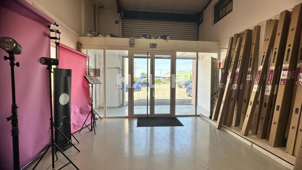 Light Industrial in Décines-Charpieu to rent - Lobby - Image 2 of 13