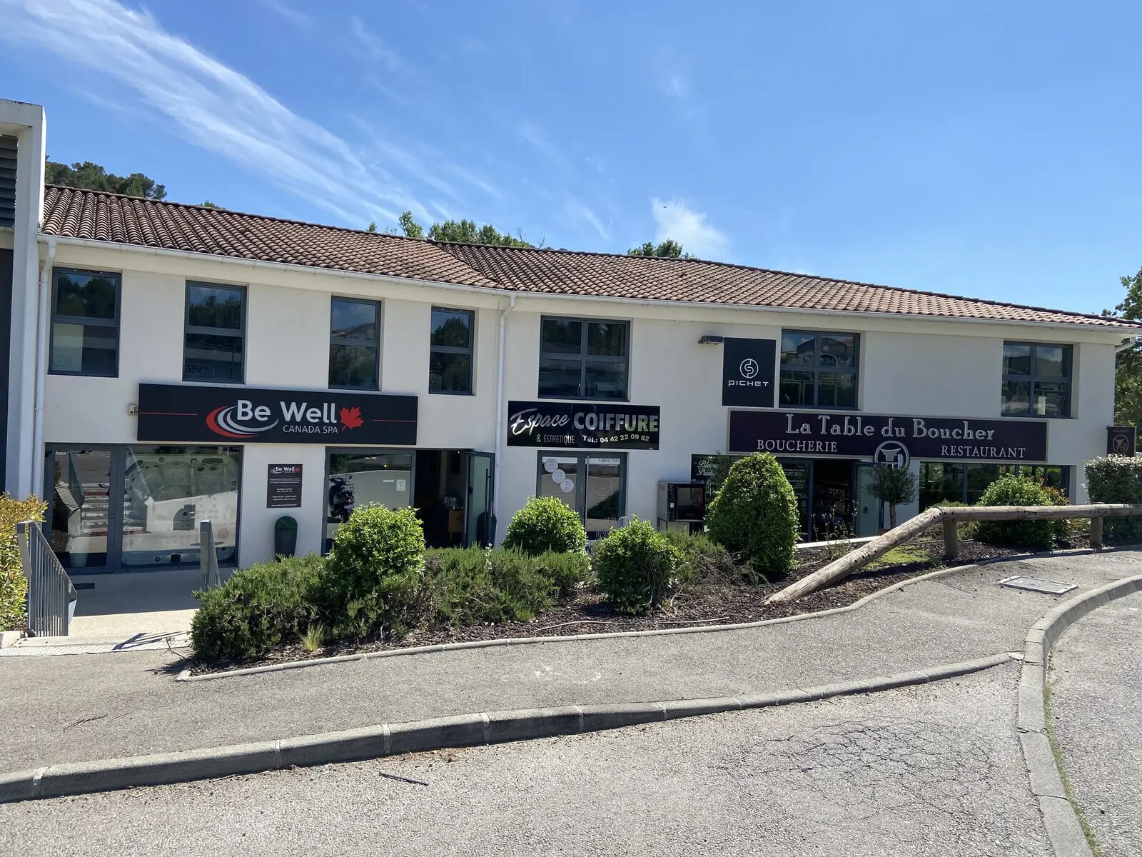 Retail in Le Tholonet for sale Building Photo- Image 1 of 4