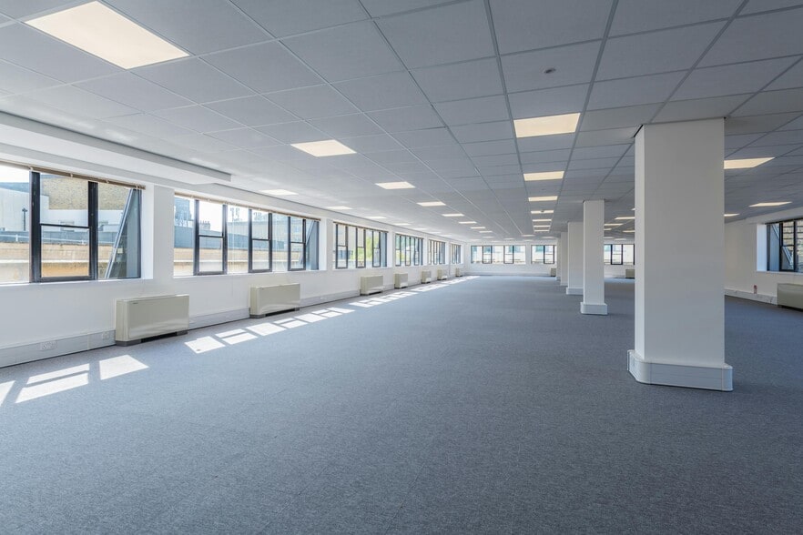 James St W, Bath to rent - Interior Photo - Image 3 of 13