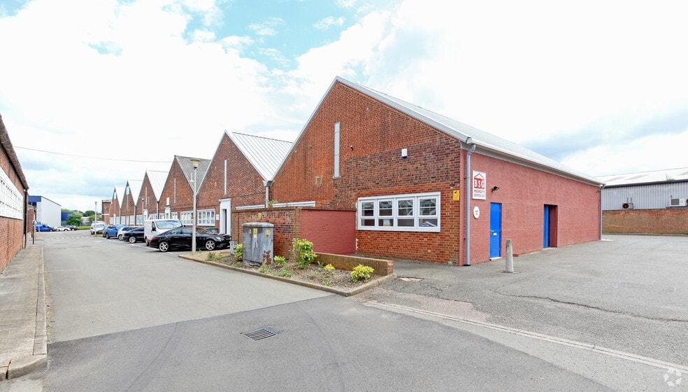 Tewin Rd, Welwyn Garden City to rent - Building Photo - Image 3 of 4
