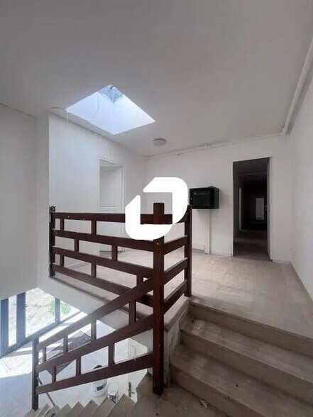 Light Industrial in Meaux to rent - Interior Photo - Image 3 of 4