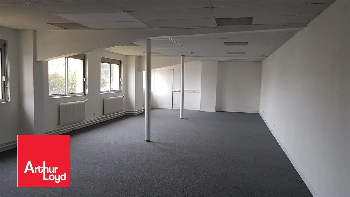 Office in Le Coudray to rent Building Photo- Image 1 of 3