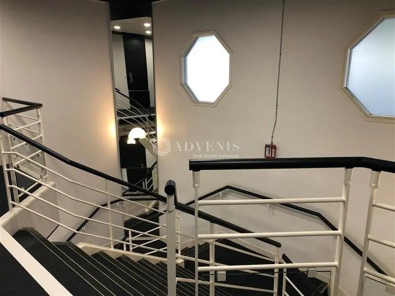 Light Industrial in Trappes to rent Interior Photo- Image 1 of 1