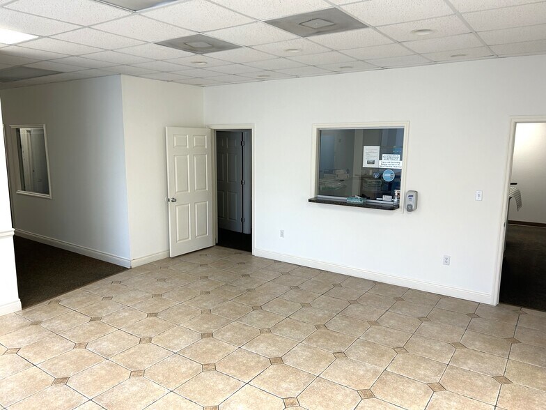 6150 Diamond Centre Ct, Fort Myers, FL for rent - Interior Photo - Image 2 of 6