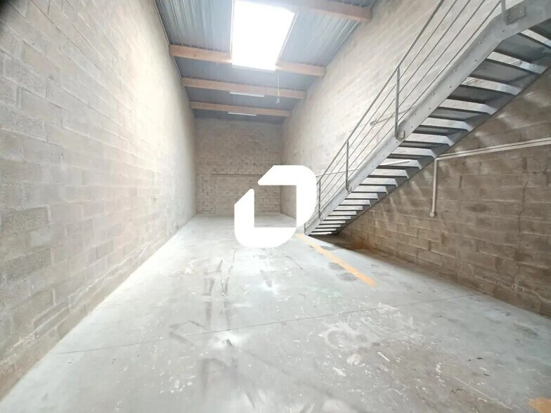 Light Industrial in Ozoir-la-Ferrière to rent - Interior Photo - Image 2 of 10