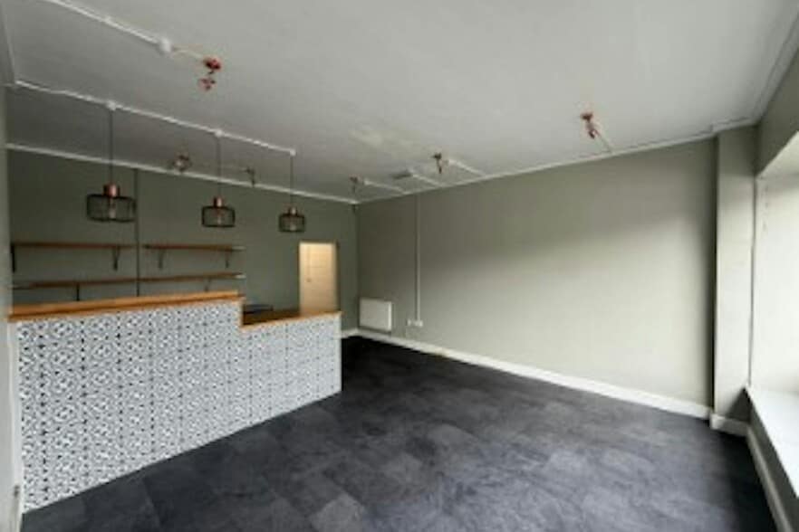 119-123 Freshfields, Newmarket to rent - Interior Photo - Image 2 of 5