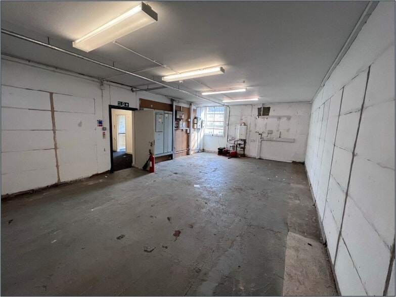 83-85 Main St, Thornliebank to rent - Building Photo - Image 3 of 4