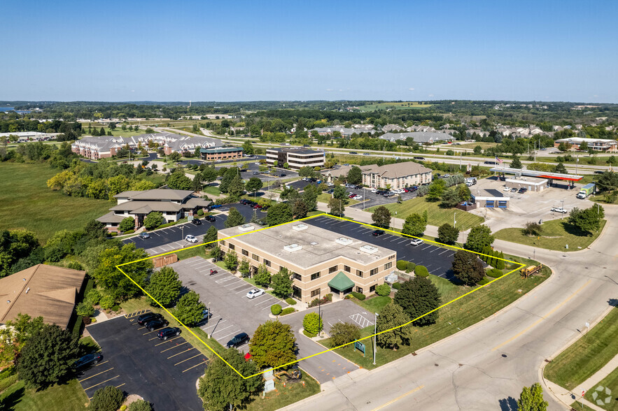 285 Forest Grove Dr, Pewaukee, WI for rent - Aerial - Image 3 of 24