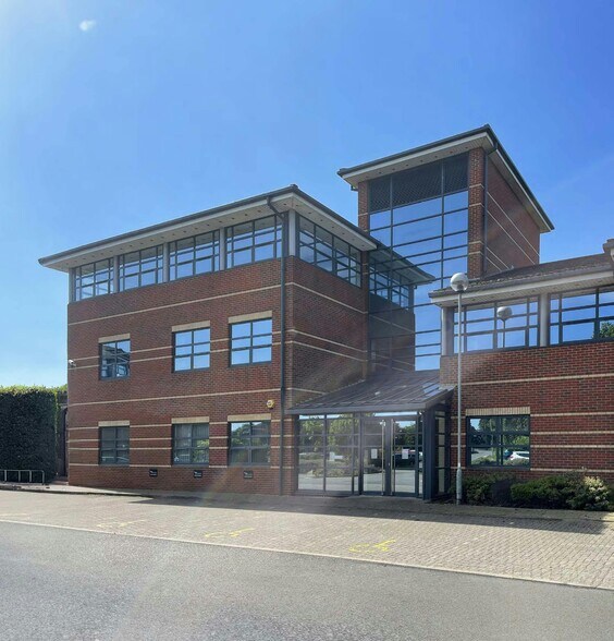 3 The Lakes, Northampton to rent - Building Photo - Image 1 of 8