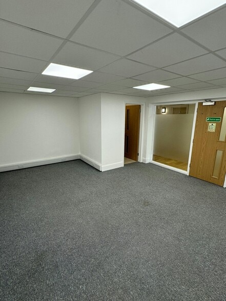63-65 Woodside Rd, Amersham to rent - Interior Photo - Image 2 of 4