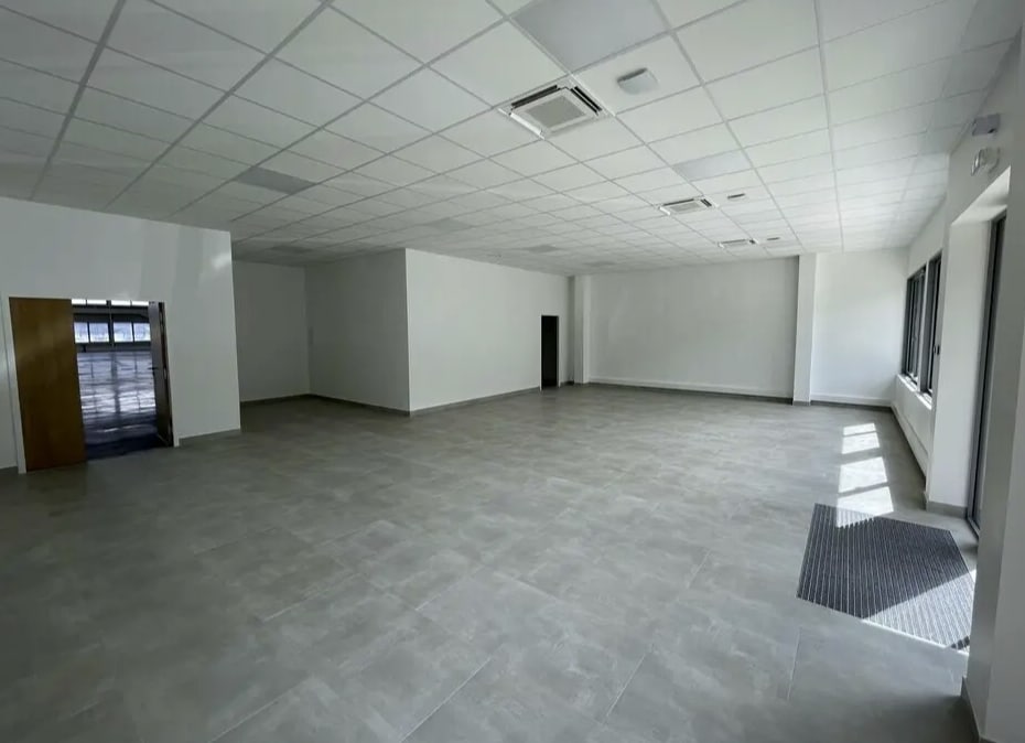 Light Industrial in Le Blanc-Mesnil to rent Interior Photo- Image 1 of 3