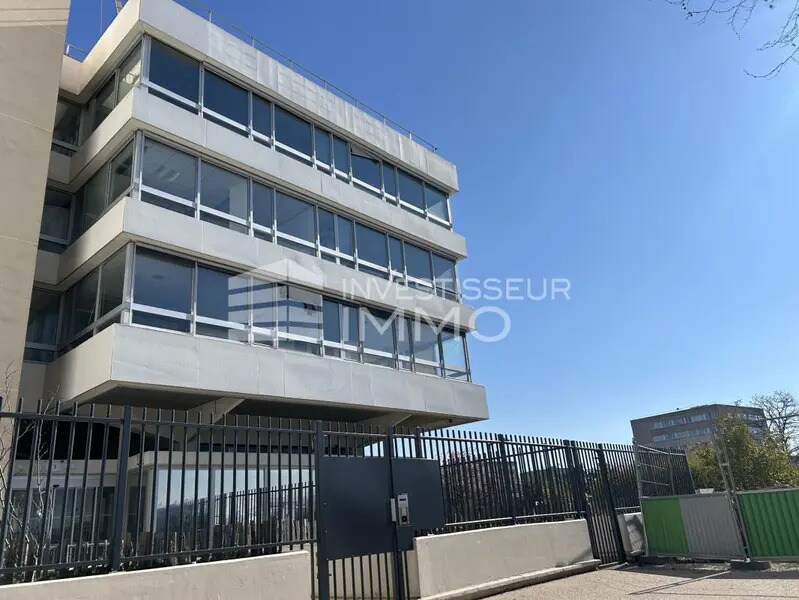 Office in Cergy to rent Building Photo- Image 1 of 12