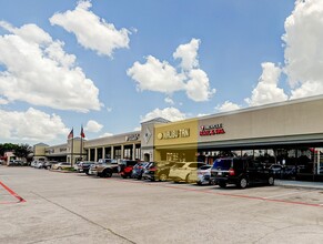 555-599 W Bay Area Blvd, Webster, TX for rent Building Photo- Image 1 of 2