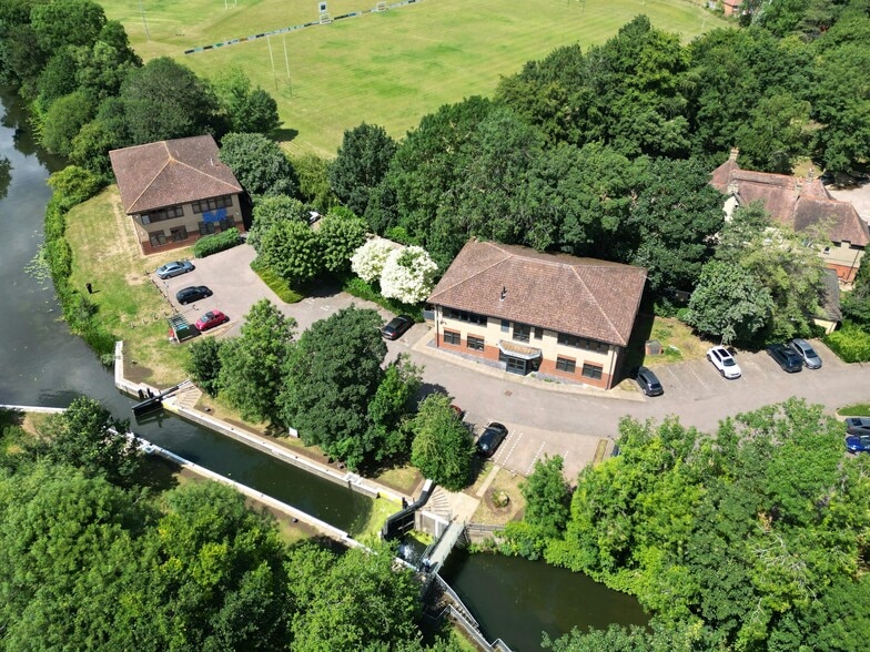 6 Rushmills, Northampton to rent - Building Photo - Image 2 of 8