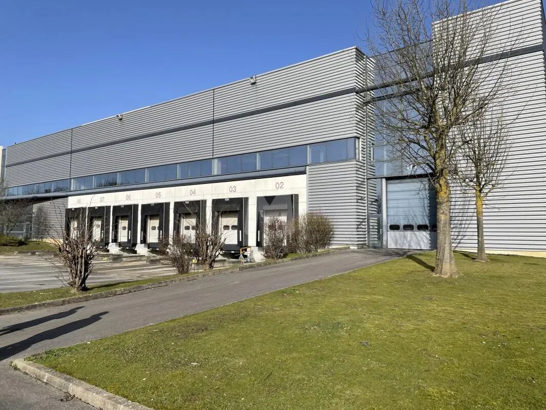 Industrial in Lieusaint to rent Building Photo- Image 1 of 3