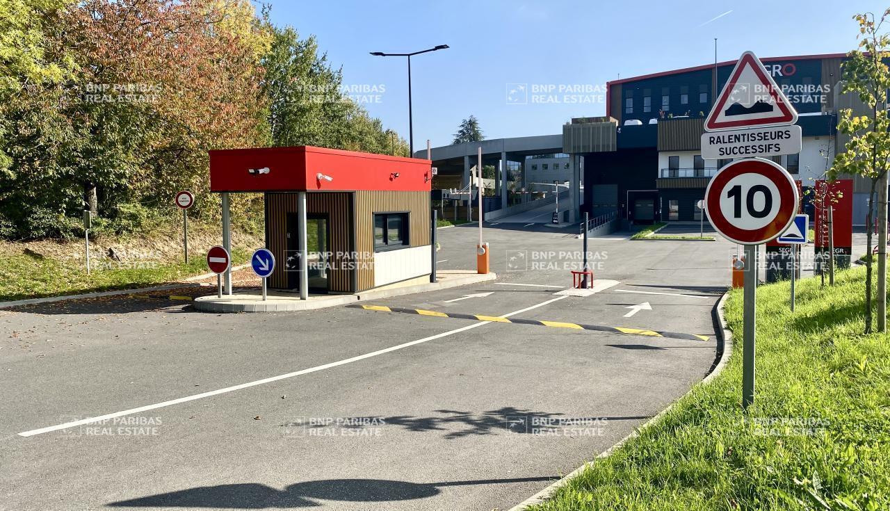 Light Industrial in Élancourt to rent Building Photo- Image 1 of 34