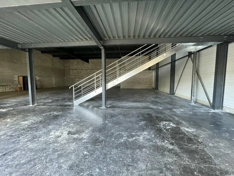 Light Industrial in Lormont to rent - Building Photo - Image 3 of 11