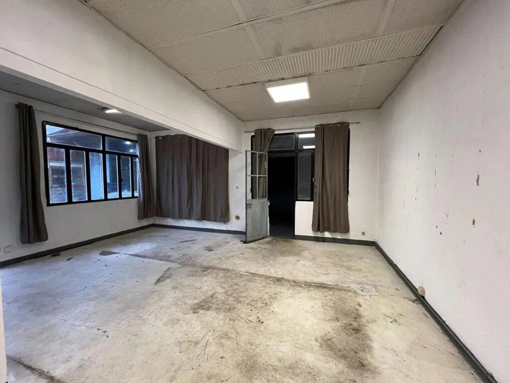 Location Entrepôt 388 m² - Photo 1