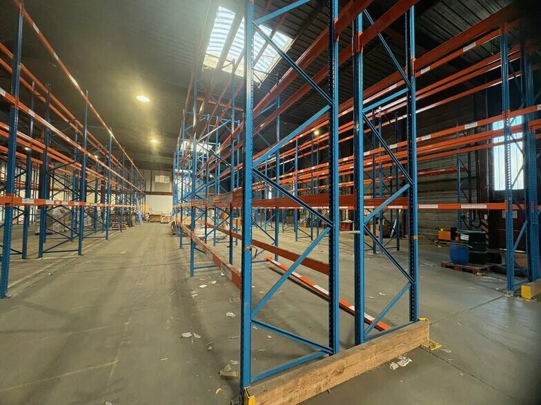 Light Industrial in Émerainville to rent - Interior Photo - Image 2 of 5
