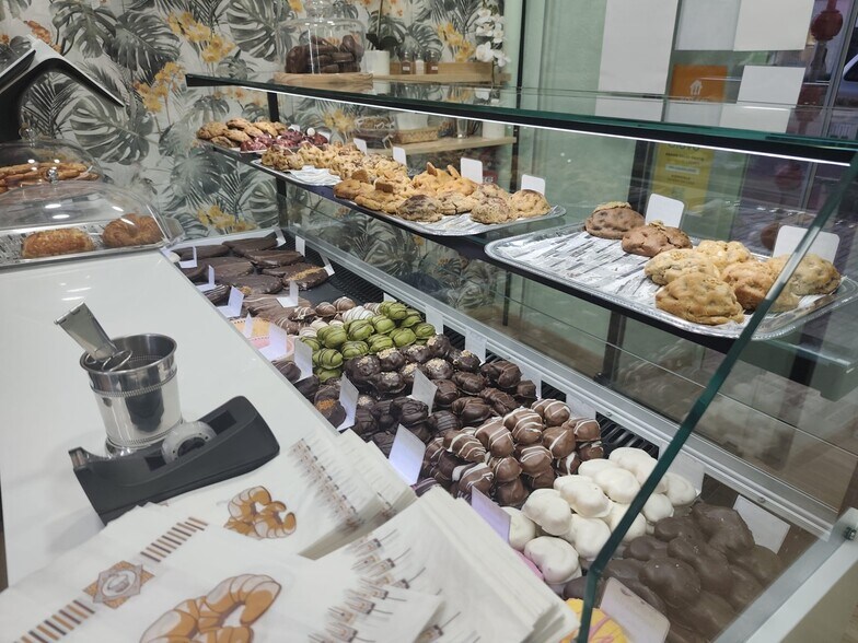 Retail in Madrid, Madrid to rent - Primary Photo - Image 1 of 2