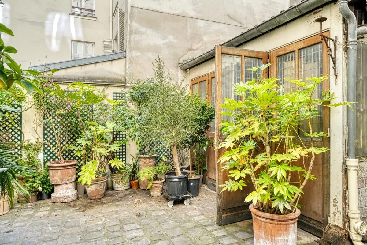 Retail in Paris for sale Building Photo- Image 1 of 16