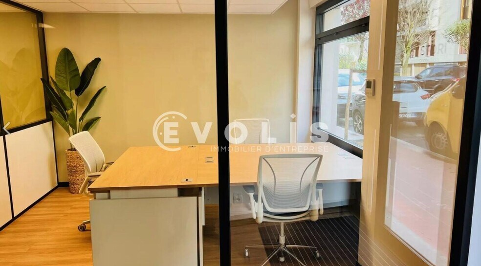 Office in Montrouge to rent - Interior Photo - Image 1 of 4