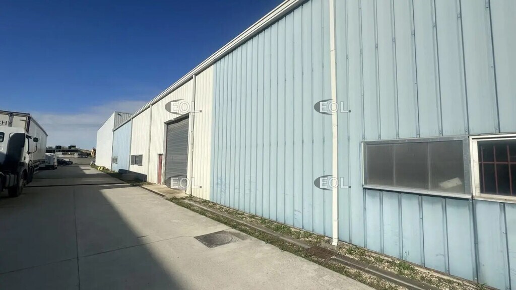 Location Entrepôt 545 m² - Photo 1