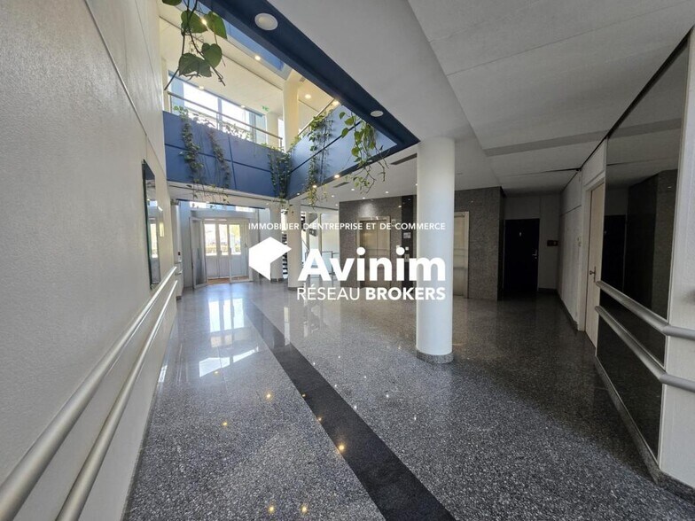 Office in Villepinte for sale - Lobby - Image 2 of 5