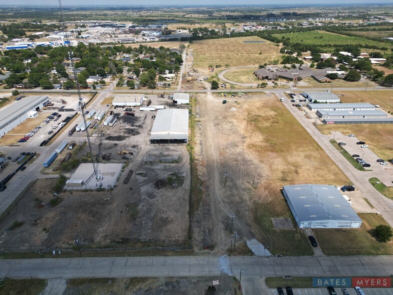 2004 Jack Mckay Blvd, Ennis, TX for rent - Building Photo - Image 3 of 4