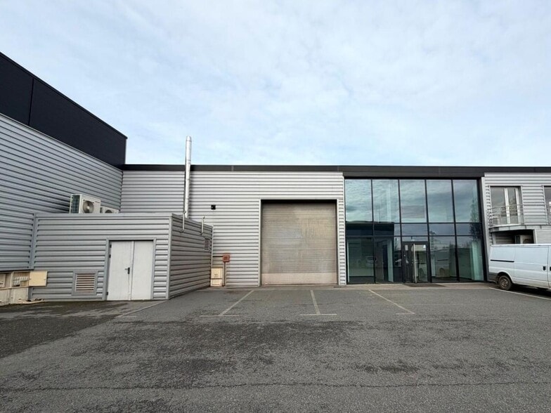 Light Industrial in Saint-Laurent-d'Agny to rent - Building Photo - Image 1 of 9