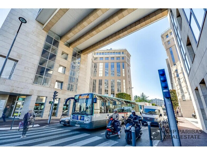 17 Place De La Résistance, Issy-les-Moulineaux to rent - Building Photo - Image 2 of 21