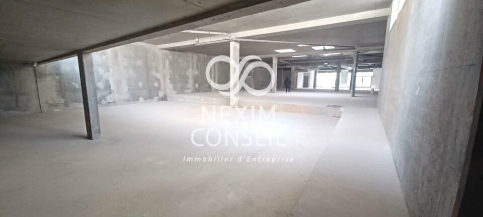 Retail in Bezons to rent - Interior Photo - Image 1 of 3